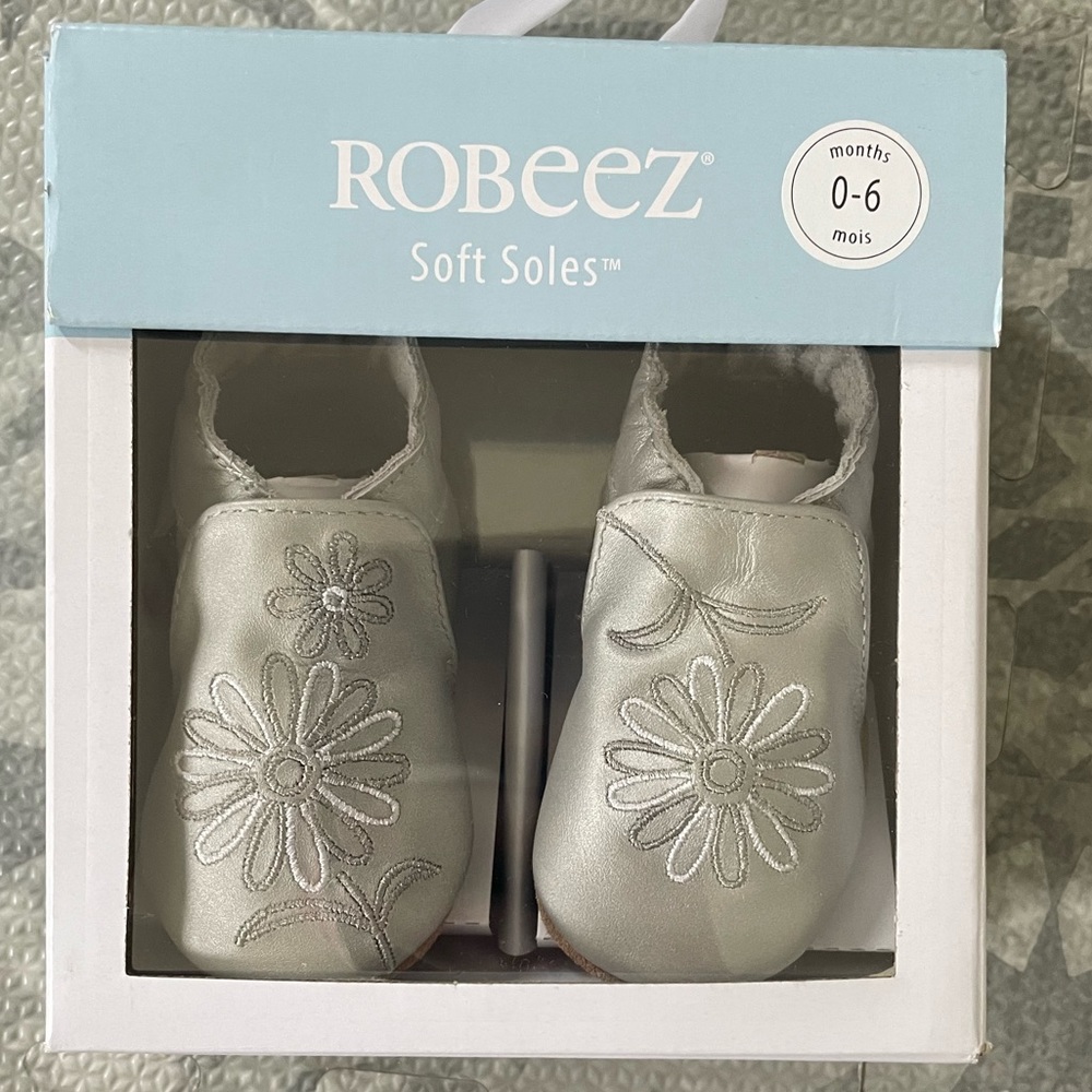 Robeez soft soles size 0-6 month . Never worn